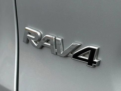 Used 2021 Toyota RAV4 LE AWD/4WD image 18
