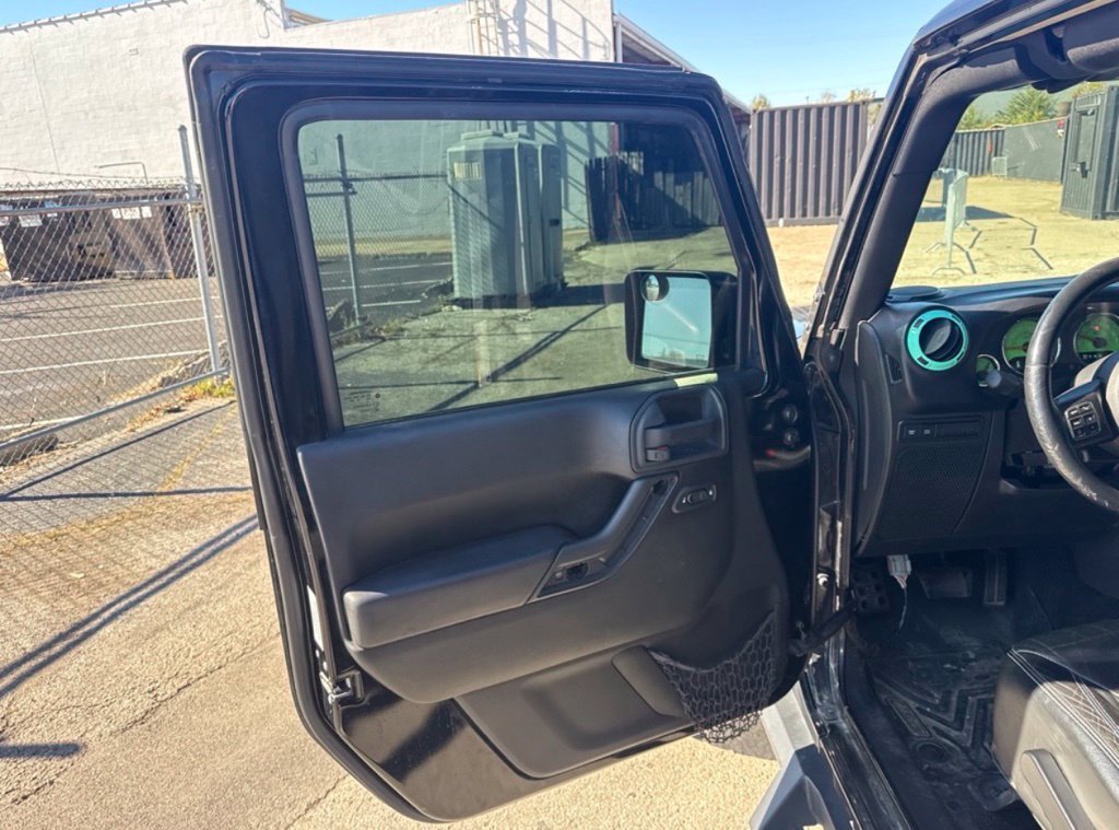 Used 2015 Jeep Wrangler Unlimited Rubicon w/ Connectivity Group AWD/4WD image 9