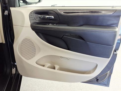 Used 2014 Chrysler Town & Country Touring image 9