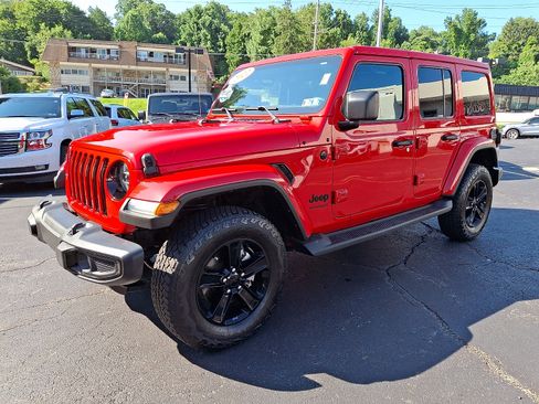 Used 2022 Jeep Wrangler Unlimited Sahara AWD/4WD image 3
