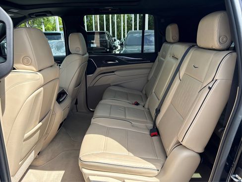 Used 2023 Cadillac Escalade ESV Premium Luxury w/ LPO, Illumination Package AWD/4WD image 10