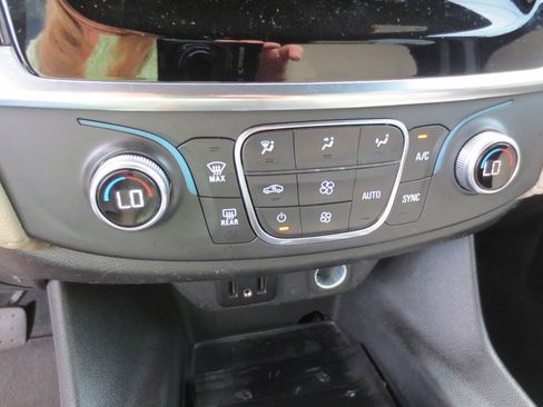 Used 2023 Chevrolet Traverse LS FWD image 12