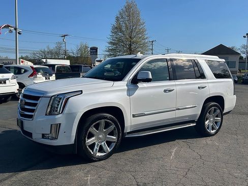 Used 2018 Cadillac Escalade Luxury AWD/4WD image 4