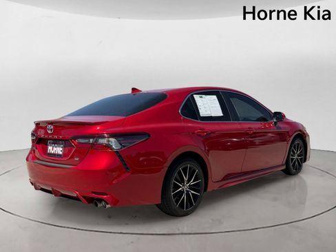 Used 2021 Toyota Camry SE w/ Convenience Package FWD image 4