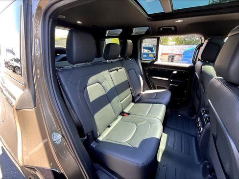 New 2025 Land Rover Defender 110 X-Dynamic SE image 27