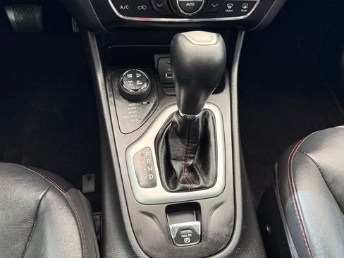 Used 2017 Jeep Cherokee Trailhawk w/ Comfort/Convenience Group AWD/4WD image 28