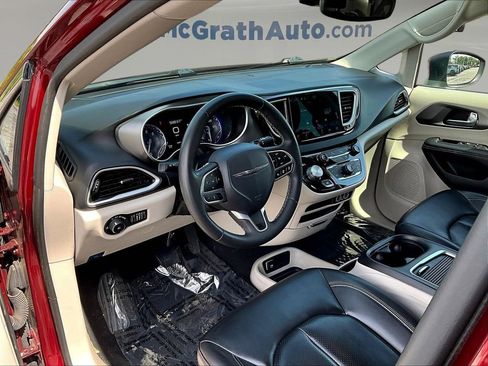 Used 2023 Chrysler Pacifica Touring-L FWD image 18