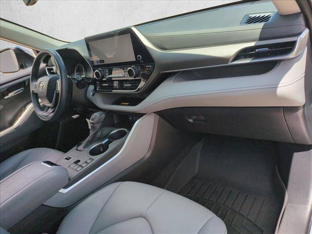 Used 2023 Toyota Highlander XLE FWD image 22