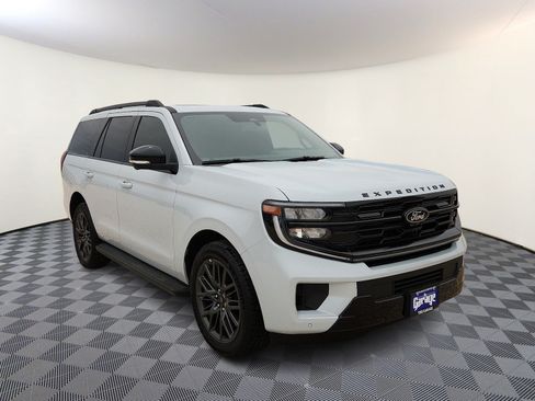 Used 2026 Ford Expedition Platinum w/ Stealth Appearance Package AWD/4WD image 6