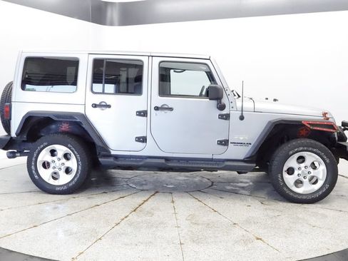 Used 2013 Jeep Wrangler Unlimited Sahara w/ Dual Top Group AWD/4WD image 6