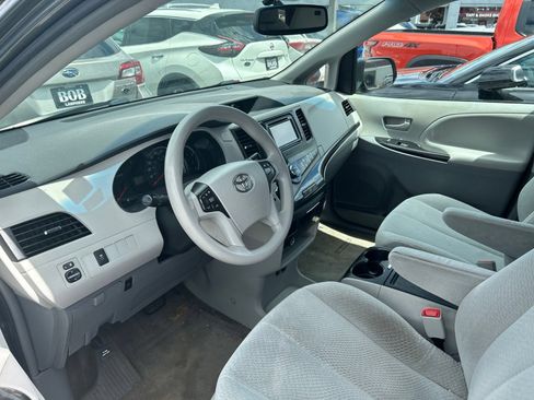 Used 2013 Toyota Sienna LE w/ Towing Pkg AWD/4WD image 5