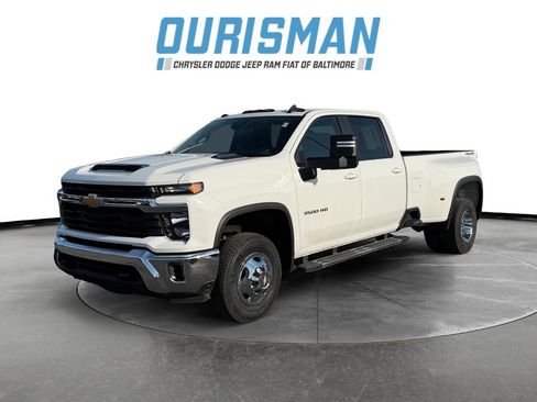 Used 2024 Chevrolet Silverado 3500 LT image 2