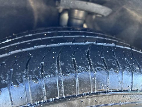 Used 2024 Chrysler Pacifica Touring-L image 10