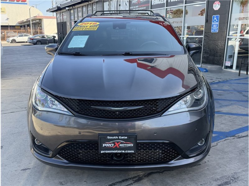 Used 2019 Chrysler Pacifica Touring-L Plus w/ Advanced Safetytec Group FWD image 2