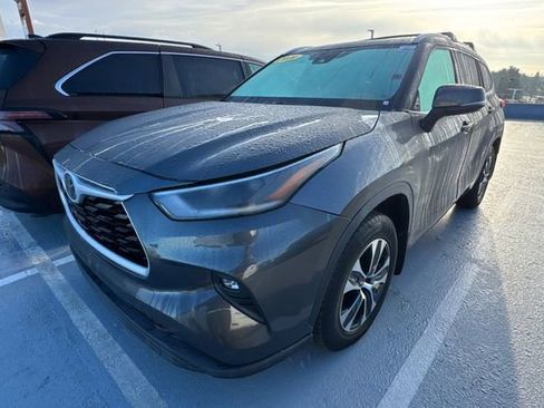 Used 2021 Toyota Highlander XLE image 1