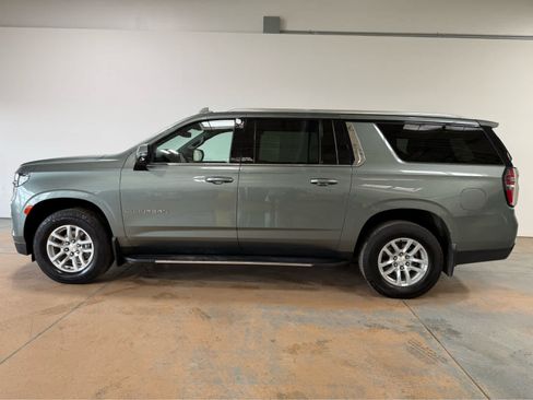 Used 2024 Chevrolet Suburban LT w/ Luxury Package AWD/4WD image 2