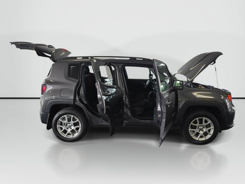Used 2019 Jeep Renegade Latitude w/ Cold Weather Group AWD/4WD image 9