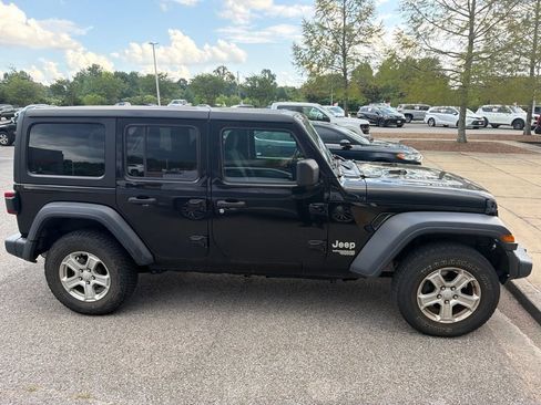 Used 2018 Jeep Wrangler Unlimited Sport S AWD/4WD image 4