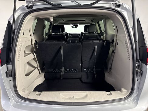Used 2023 Chrysler Pacifica Limited FWD image 34