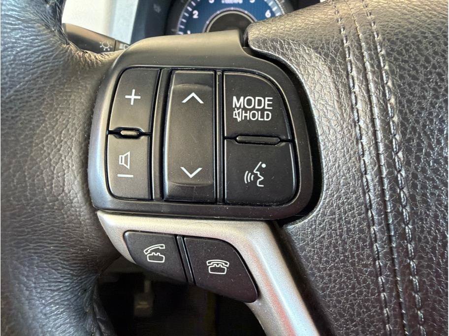 Used 2017 Toyota Sienna XLE w/ XLE Navigation Package FWD image 18