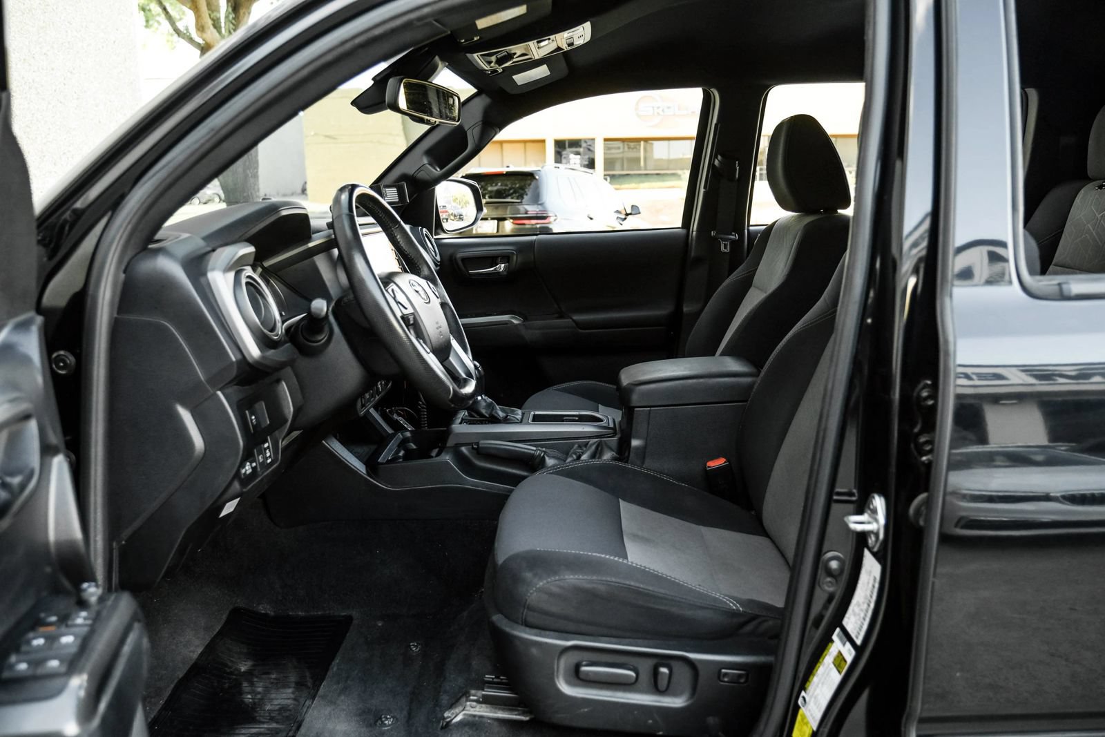Used 2021 Toyota Tacoma TRD Off-Road w/ Technology Package AWD/4WD image 3