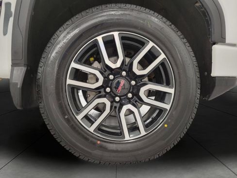 Used 2025 GMC Sierra 1500 AT4 w/ AT4 Preferred Package AWD/4WD image 4