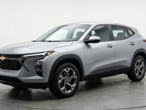 Used 2025 Chevrolet Trax LT FWD image 3