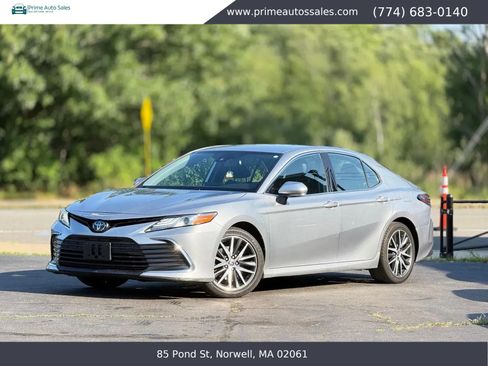 Used 2022 Toyota Camry XLE FWD image 2