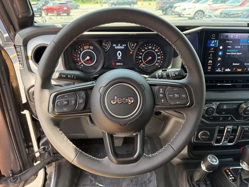 Used 2025 Jeep Wrangler Unlimited Sport AWD/4WD image 13