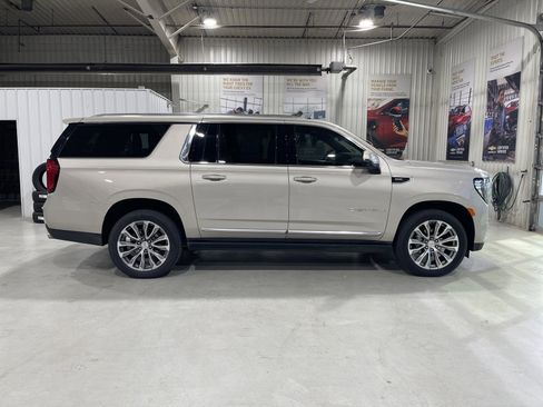 Used 2021 GMC Yukon XL Denali w/ Denali Premium Package image 9