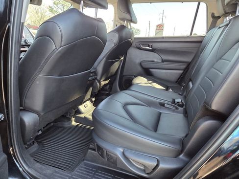 Used 2024 Toyota Highlander XLE image 5