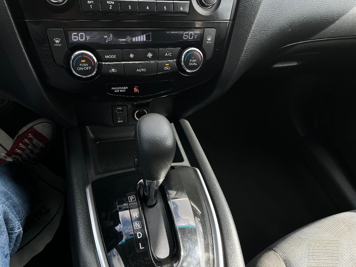 Used 2016 Nissan Rogue SV FWD image 15