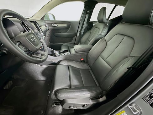 Used 2025 Volvo XC40 B5 Plus image 13