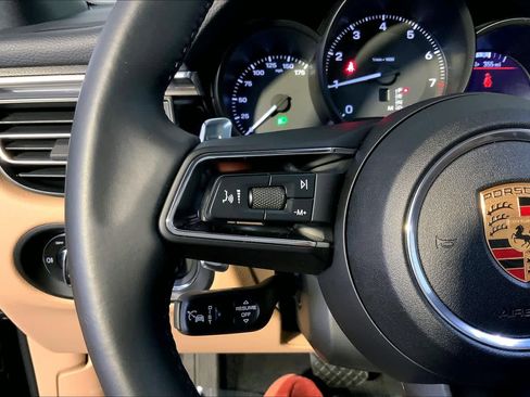 Used 2025 Porsche Macan image 27