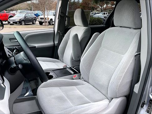 Used 2017 Toyota Sienna LE image 7