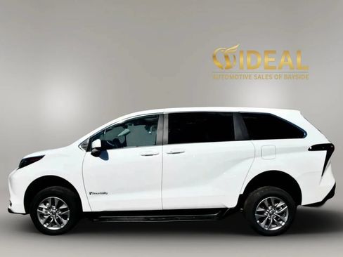 Used 2025 Toyota Sienna LE FWD image 3