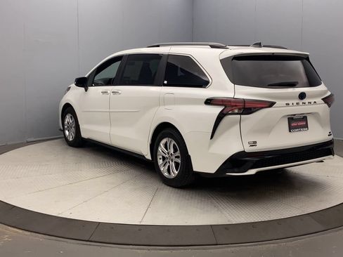 Used 2023 Toyota Sienna LE AWD/4WD image 3