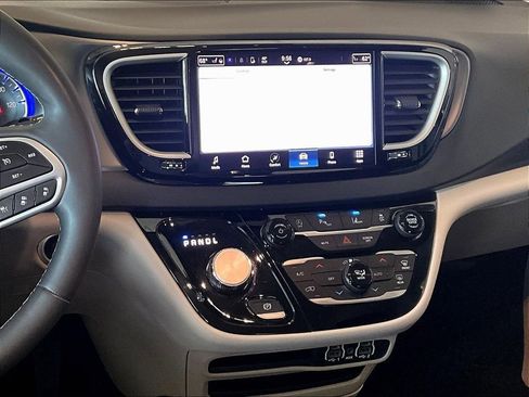 Used 2023 Chrysler Pacifica Touring-L image 19