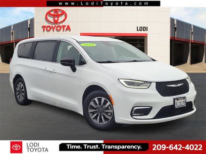 Used 2024 Chrysler Pacifica Select