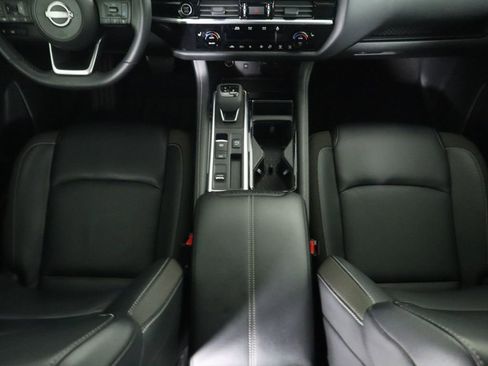 Used 2024 Nissan Pathfinder SL w/ Black Appearance Package image 16