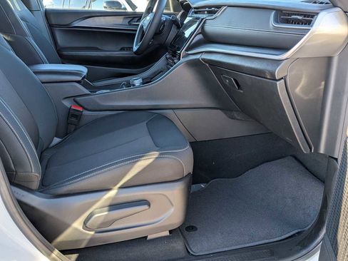 Used 2024 Jeep Grand Cherokee Laredo X image 21