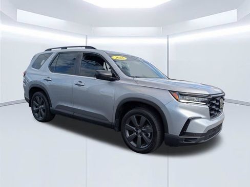 Used 2025 Honda Pilot Sport image 2