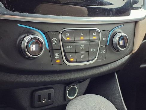 Used 2023 Chevrolet Traverse LS image 12