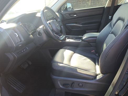 Certified 2023 Nissan Pathfinder SL w/ Black Appearance Package image 17