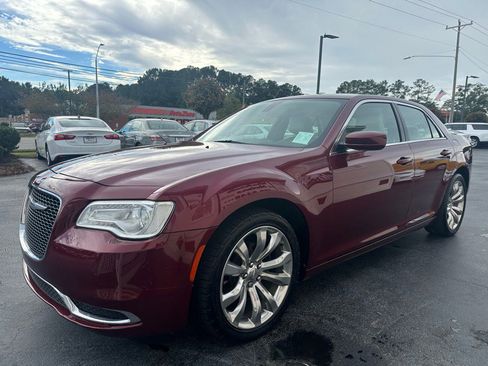 Used 2018 Chrysler 300 Touring L image 3