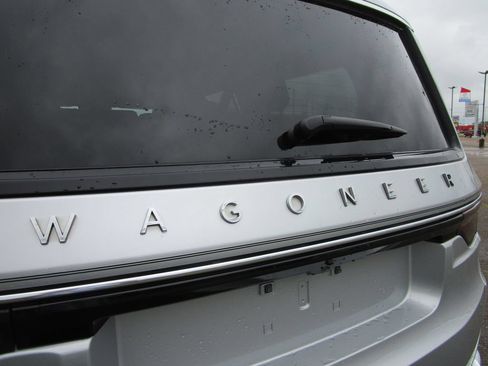 Used 2024 Jeep Wagoneer 2WD image 12