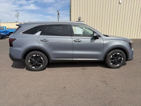 Used 2024 Kia Sorento S image 2