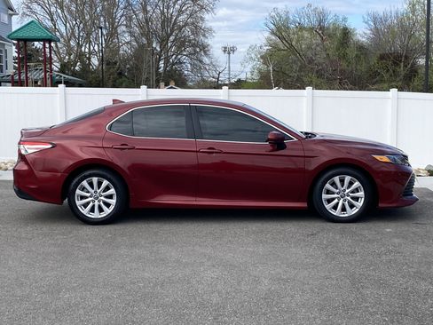 Used 2019 Toyota Camry LE image 7