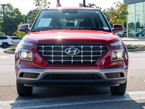 Used 2024 Hyundai Venue SEL FWD image 2