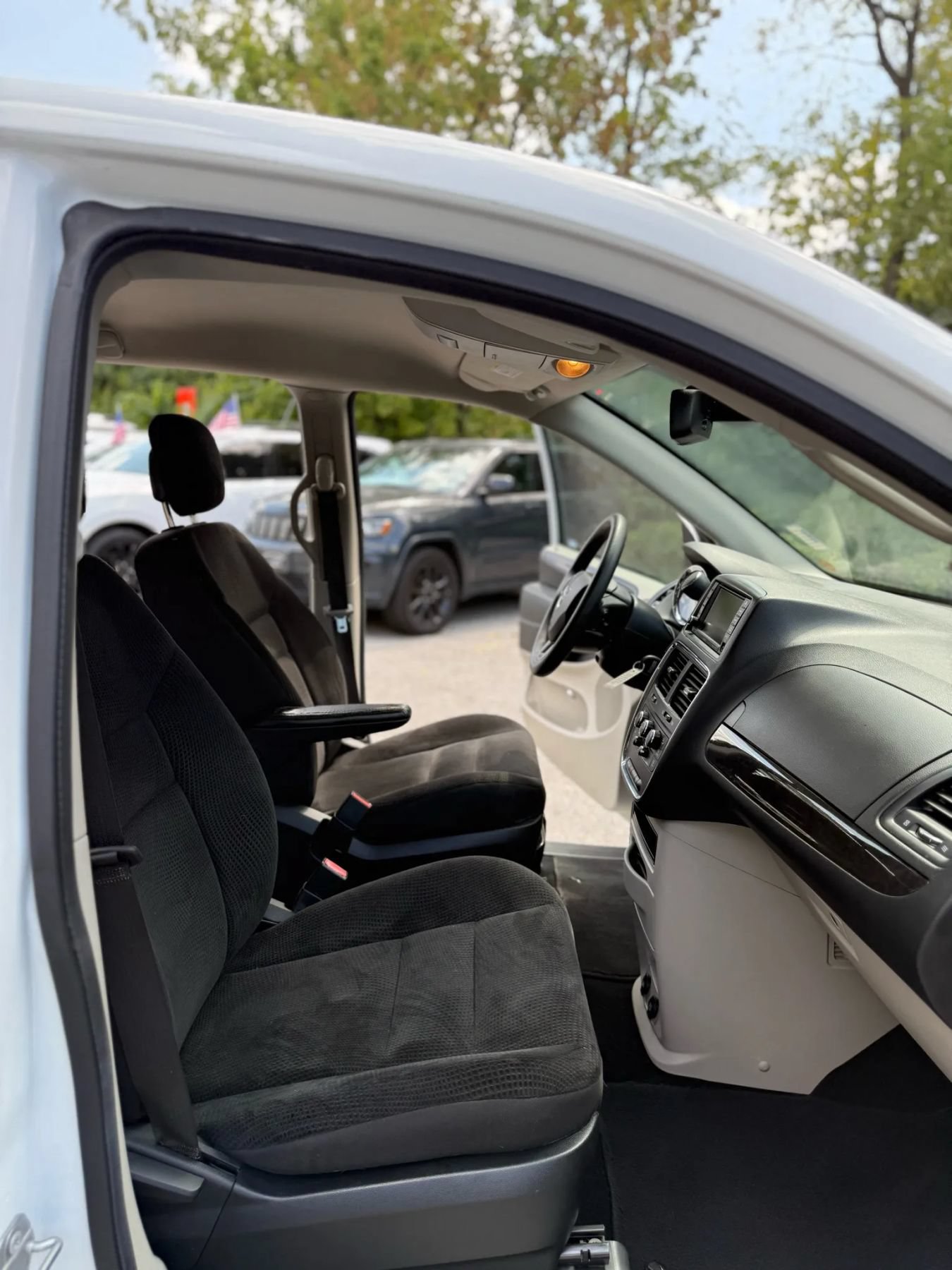 Used 2020 Dodge Grand Caravan SE w/ UConnect Hands-Free Group FWD image 15